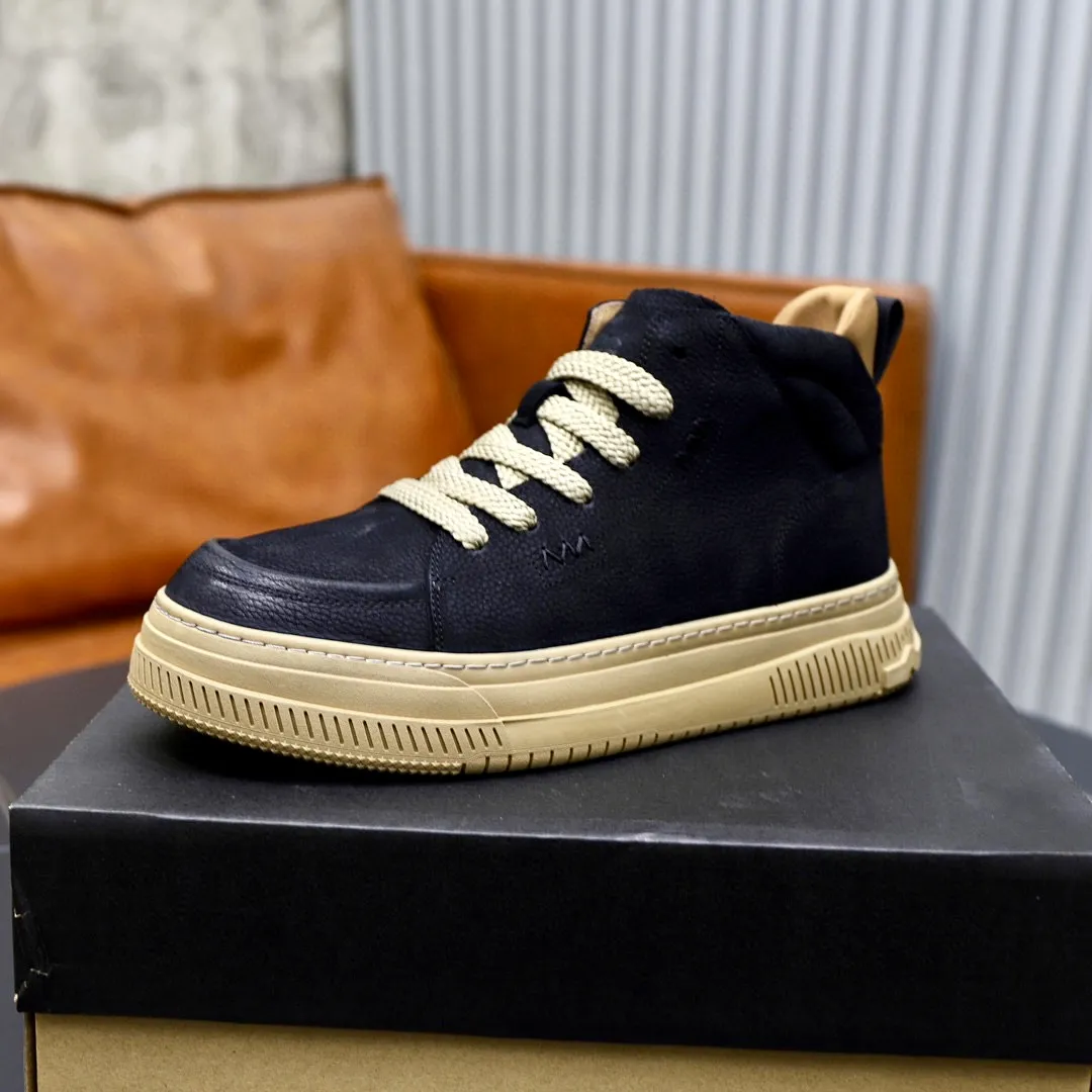 Ex-factory price: 640💰Thick wool imported from Australia Brand: UGG genuine purchasing agent Size: 38-44 Grade: Official website 1:1 Material: First layer of genuine leather waterproof and antifreeze upper Real wool lining Original non-slip soft wear-resistant outsole Style category: Men's casual shoes Trendy style Comfortable on the feet Color: Official website color synchronization